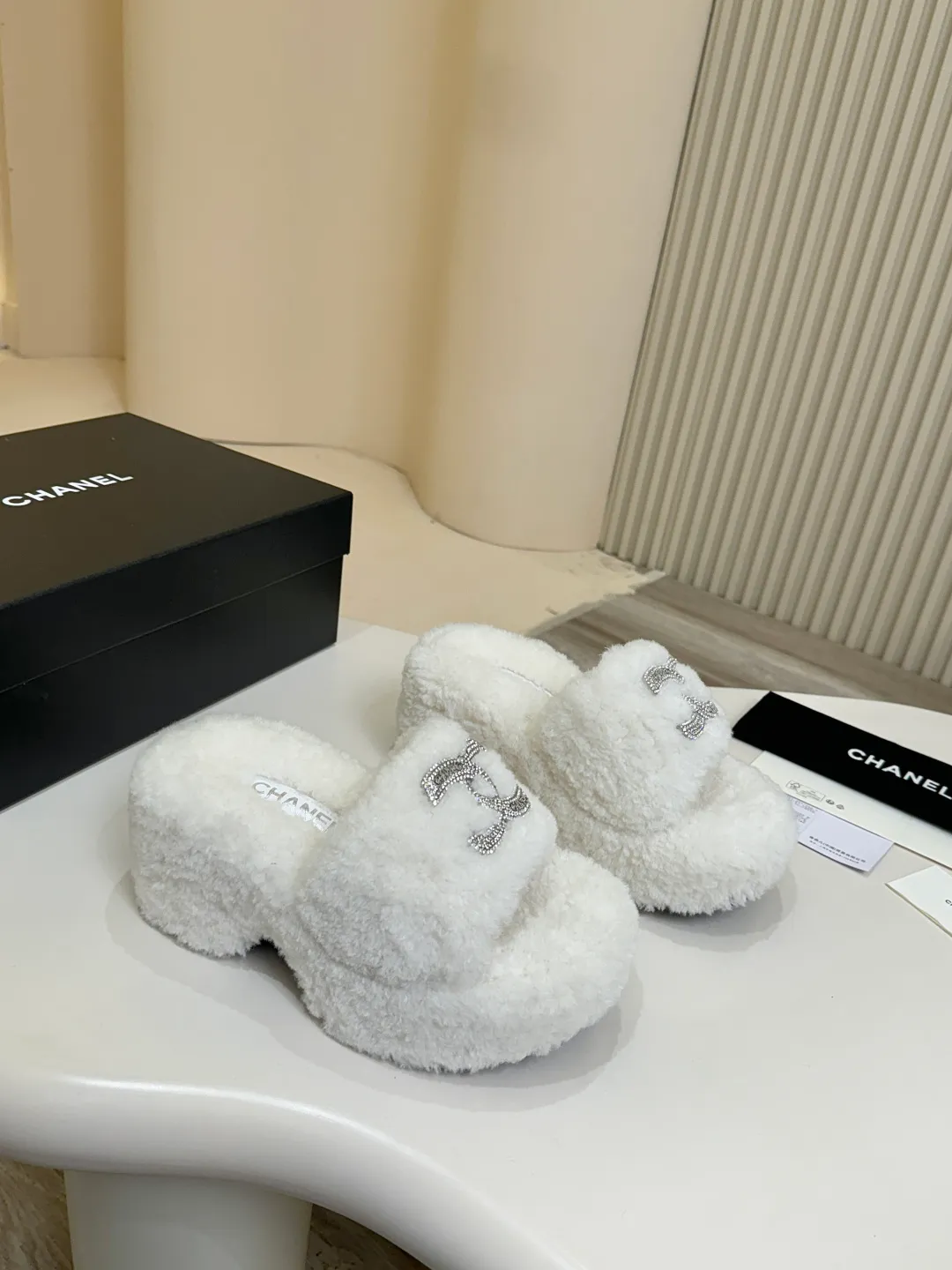 👟👟Ex-factory price 480👟👟 Chanel CHANEL thick-soled fur flip flops｜Finally waited for this pair of celebrity show style same style🧚♀️ The upper is covered with soft and waxy lamb wool, with classic double C diamond buckle👟👟The texture is full of texture. As soon as you put it on, your sense of luxury will instantly soar. The inner lamb wool fabric is as comfortable as stepping on clouds☁️ Thickened rubber soles, 8cm at the heel, 6.5cm at the forefoot, with raised bars, easy to wear with long legs~ The wedge heel design is super easy to walk, lazy and fashionable. It is very elegant for daily outings and date wear. It is a must-have and versatile artifact for this autumn and winter, waiting for you~ #chanel slippers #Celebrity Style #Advanced Wearing Fabric: Lamb 🐑 Wool Lining: Lamb 🐑 Wool Feet: lamb 🐑 hair Outsole: wear-resistant and non-slip rubber outsole Size: 35–40